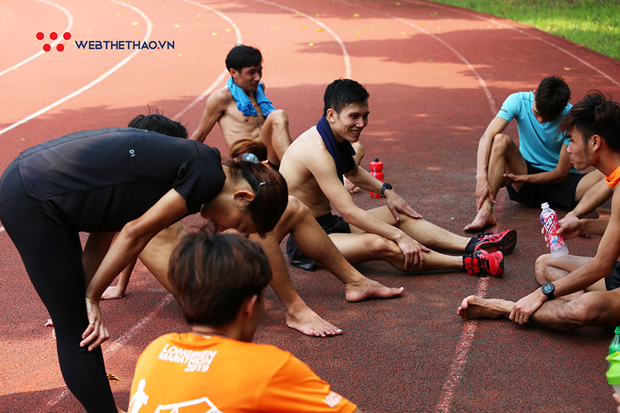 Tuyển thủ điền kinh mình trần chạy nắng “nuốt” bài chạy dài ở đại bản doanh Nhổn Tuyển thủ điền kinh mình trần chạy nắng “nuốt” bài chạy dài ở đại bản doanh Nhổn