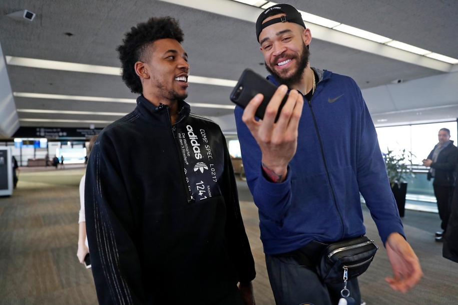 Hai cựu cầu thủ Golden State Warriors suýt đâm xe vào nhau