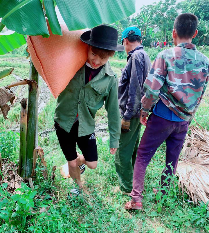 Khi tuyển thủ điền kinh nghỉ chạy về quê… làm ruộng Khi tuyển thủ điền kinh nghỉ chạy về quê… làm ruộng