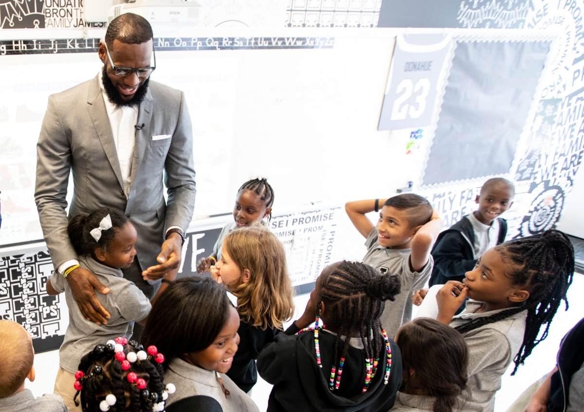 LeBron James tổ chức lễ tốt nghiệp trực tuyến cho học sinh Mỹ