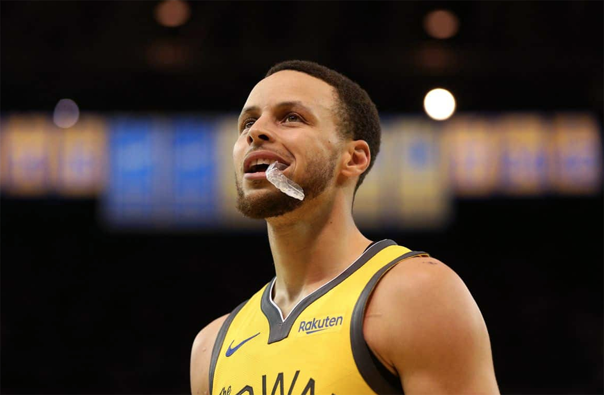 V&igrave; sao Stephen Curry lu&ocirc;n nhai ngấu nghiến miếng bảo vệ răng?