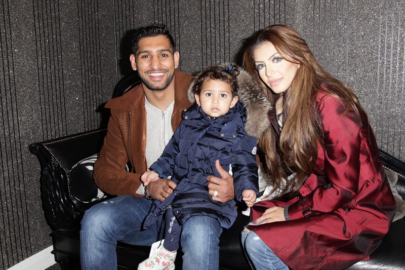 Amir Khan chơi khăm con gái quá độ, tài tử Bradley Cooper có con rơi hồi nào chẳng hay