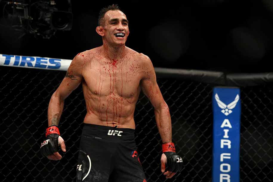 Câu chuyện chiếc áo bị Tony Ferguson "tắm máu" của BLV Jon Anik