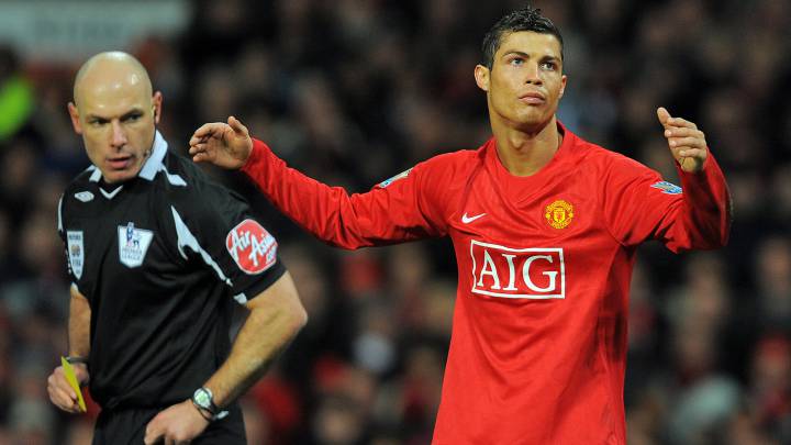 Trọng tài cầu mong Ronaldo sút trượt phạt đền vì lý do khôi hài Trọng tài cầu mong Ronaldo sút trượt phạt đền vì lý do khôi hài
