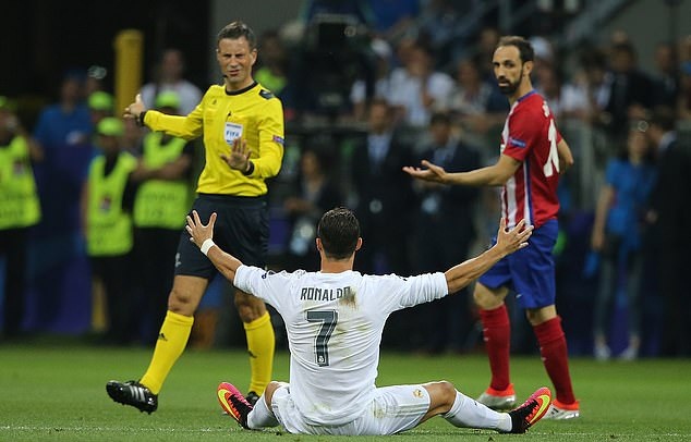 Trọng tài Clattenburg tiết lộ bí mật về Ronaldo và Messi Trọng tài Clattenburg tiết lộ bí mật về Ronaldo và Messi