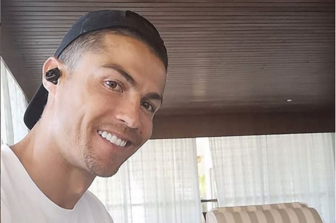 Ronaldo chia sẻ hình ảnh nuông chiều con cái khi trở lại Italia