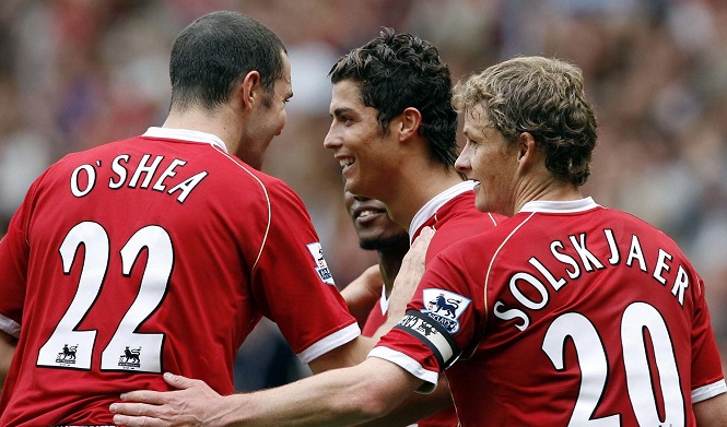 Đội hình “ngoại” xuất sắc nhất của MU gồm Ronaldo và Cantona