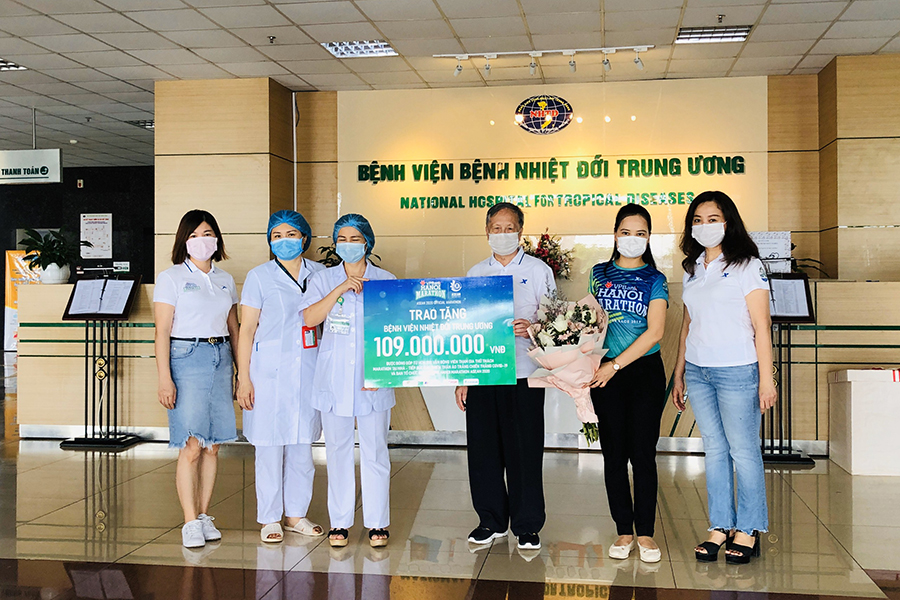 VPBank Hanoi Marathon ASEAN 2020 trao tặng 109 triệu đồng cho các y bác sĩ chống dịch COVID-19