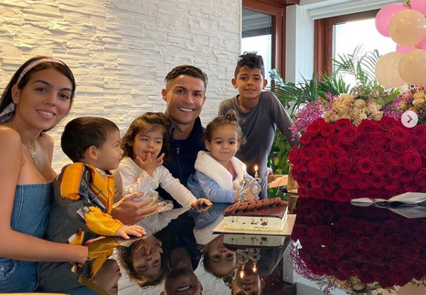 Bạn gái Ronaldo bán đấu giá áo có chữ ký CR7 làm từ thiện