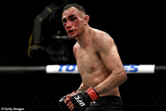 Tony Ferguson nhập viện sau trận kịch chiến với Justin Gaethje