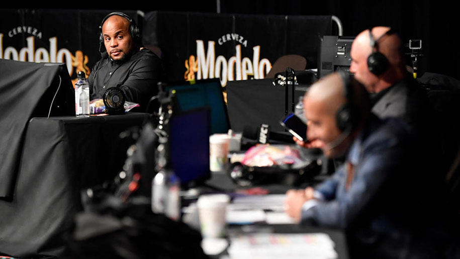 Bình luận viên UFC 249 nhận lời cảm ơn vì "nhắc bài" võ sĩ