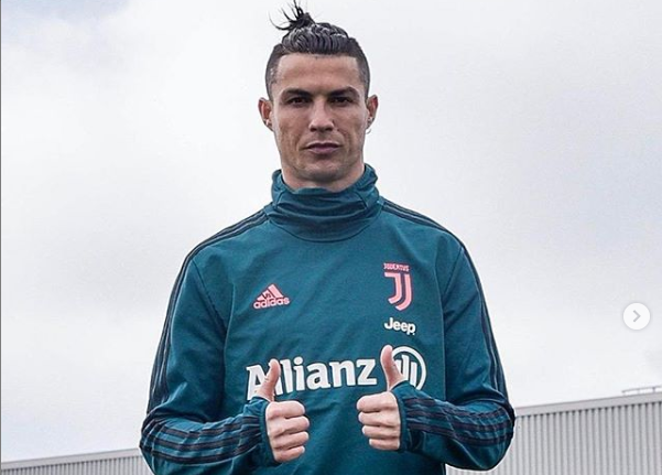 6 múi của Cristiano Ronaldo bị người hâm mộ nghi photoshop