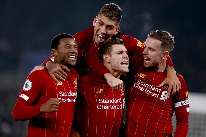 Liverpool nâng cúp vô địch với nhà tài trợ cũ dù hết thời hạn