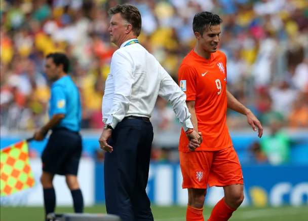 Van Persie bị ăn tát khi từ chối rời sân ở World Cup 2014