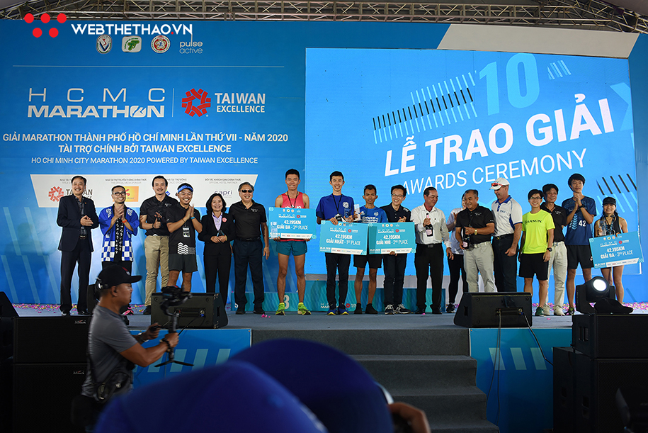 Cầu Phú Mỹ huyền ảo trong đêm đón vận động viên của HCMC Marathon 2020