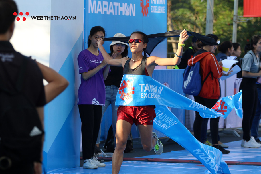 Phạm Thị Hồng Lệ bảo vệ thành công chức vô địch cự ly marathon tại HCMC Marathon 2020