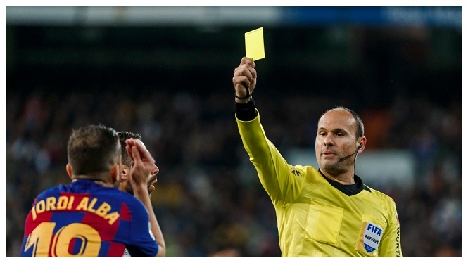 Thẻ phạt sẽ ảnh hưởng đến cuộc đua giữa Barca và Real Madrid?