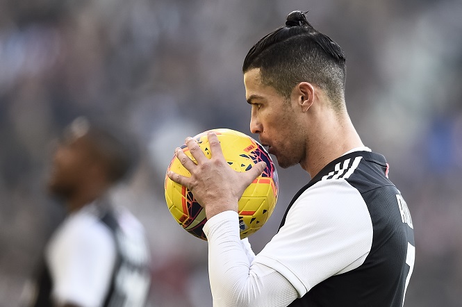 Ronaldo lần đầu sút hỏng phạt đền cho Juventus sau 17 tháng