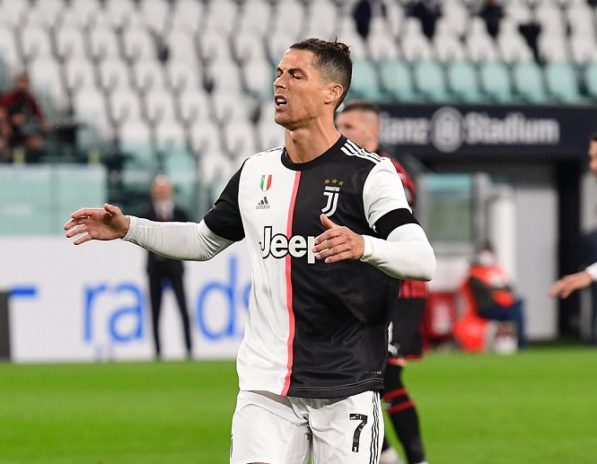 Khoảnh khắc kỳ quái của Ronaldo sau khi kết thúc trận gặp Milan