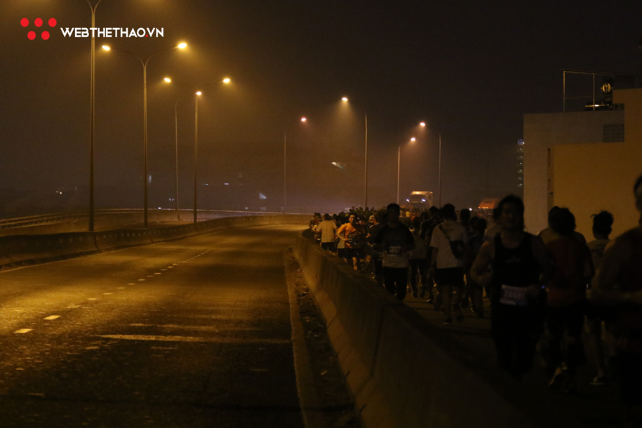 Cầu Phú Mỹ huyền ảo trong đêm đón vận động viên của HCMC Marathon 2020