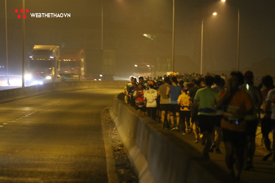 Cầu Phú Mỹ huyền ảo trong đêm đón vận động viên của HCMC Marathon 2020