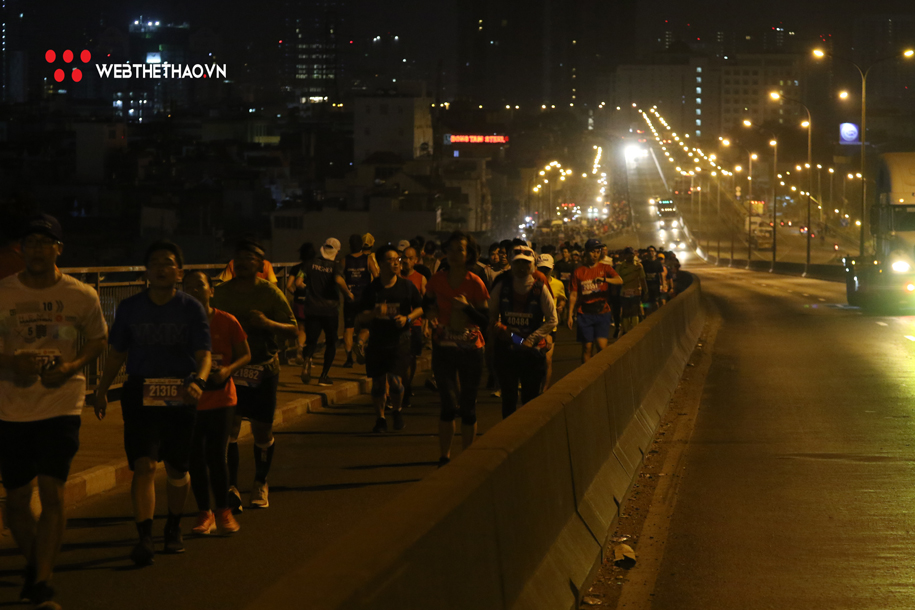 Cầu Phú Mỹ huyền ảo trong đêm đón vận động viên của HCMC Marathon 2020