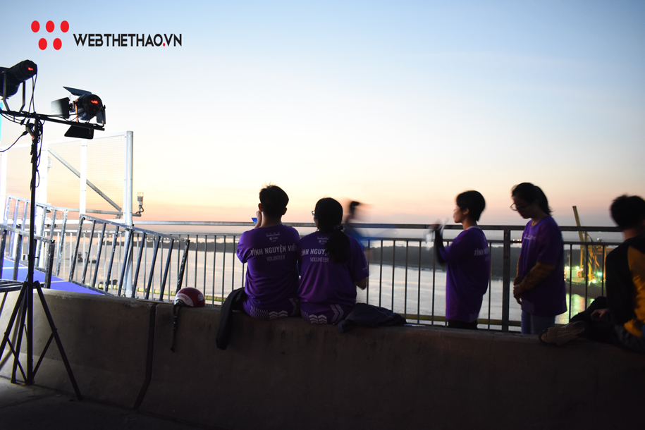 Cầu Phú Mỹ huyền ảo trong đêm đón vận động viên của HCMC Marathon 2020