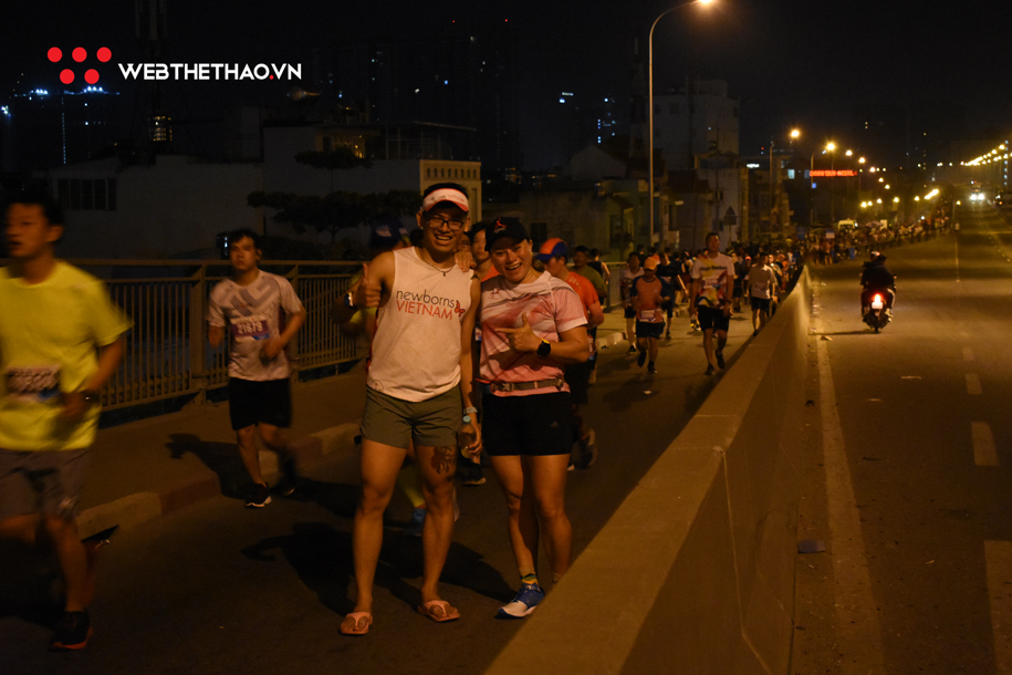 Cầu Phú Mỹ huyền ảo trong đêm đón vận động viên của HCMC Marathon 2020