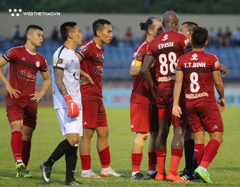 Ban trọng tài VFF phàn nàn cầu thủ Việt Nam coi thường học luật thi đấu