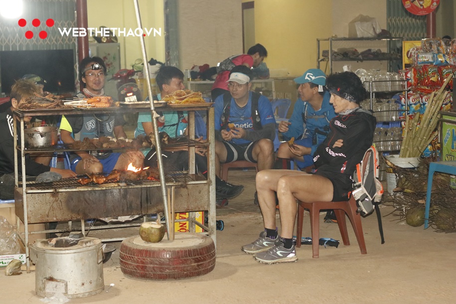 Dàn vận động viên cự ly 70km VTM xuất phát trong đêm