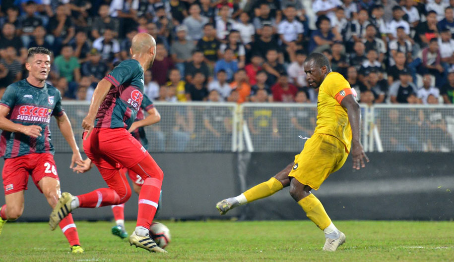 V.League khốn khổ vì ngoại binh, hàng thải lại tỏa sáng các giải khác