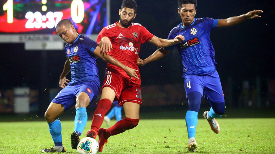 Giống Việt Nam, các CLB ở Malaysia bắt đầu giảm lương cầu thủ