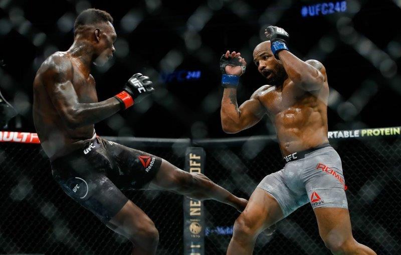 Israel Adesanya cầm đai trong tranh cãi