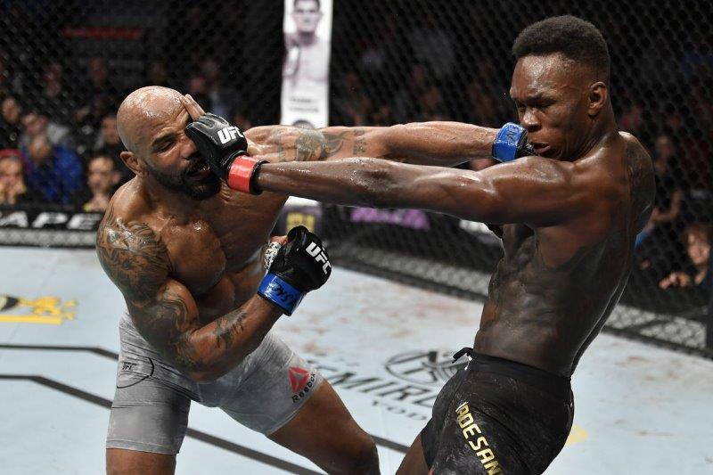 Israel Adesanya cầm đai trong tranh cãi