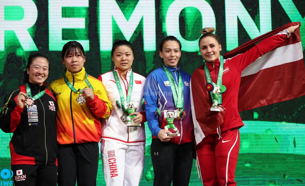 Ho&agrave;ng Thị Duy&ecirc;n: Từ g&aacute;nh củi rừng tr&ecirc;n vai đến giấc mơ huy chương Olympic cử tạ