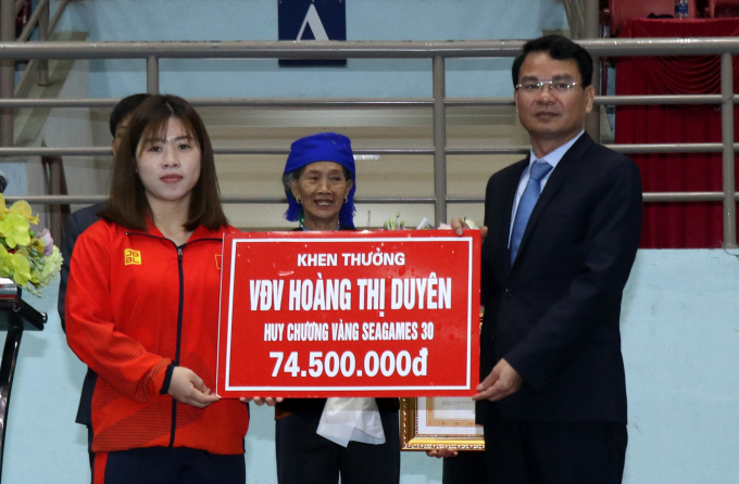Ho&agrave;ng Thị Duy&ecirc;n: Từ g&aacute;nh củi rừng tr&ecirc;n vai đến giấc mơ huy chương Olympic cử tạ