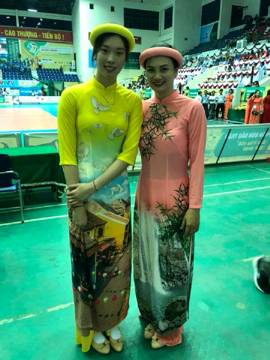 Khi nữ vận động viên bóng chuyền thướt tha trong tà áo dài Khi nữ vận động viên bóng chuyền thướt tha trong tà áo dài