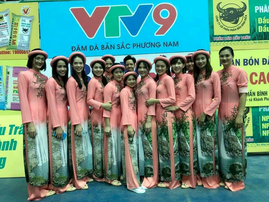 Khi nữ vận động viên bóng chuyền thướt tha trong tà áo dài Khi nữ vận động viên bóng chuyền thướt tha trong tà áo dài