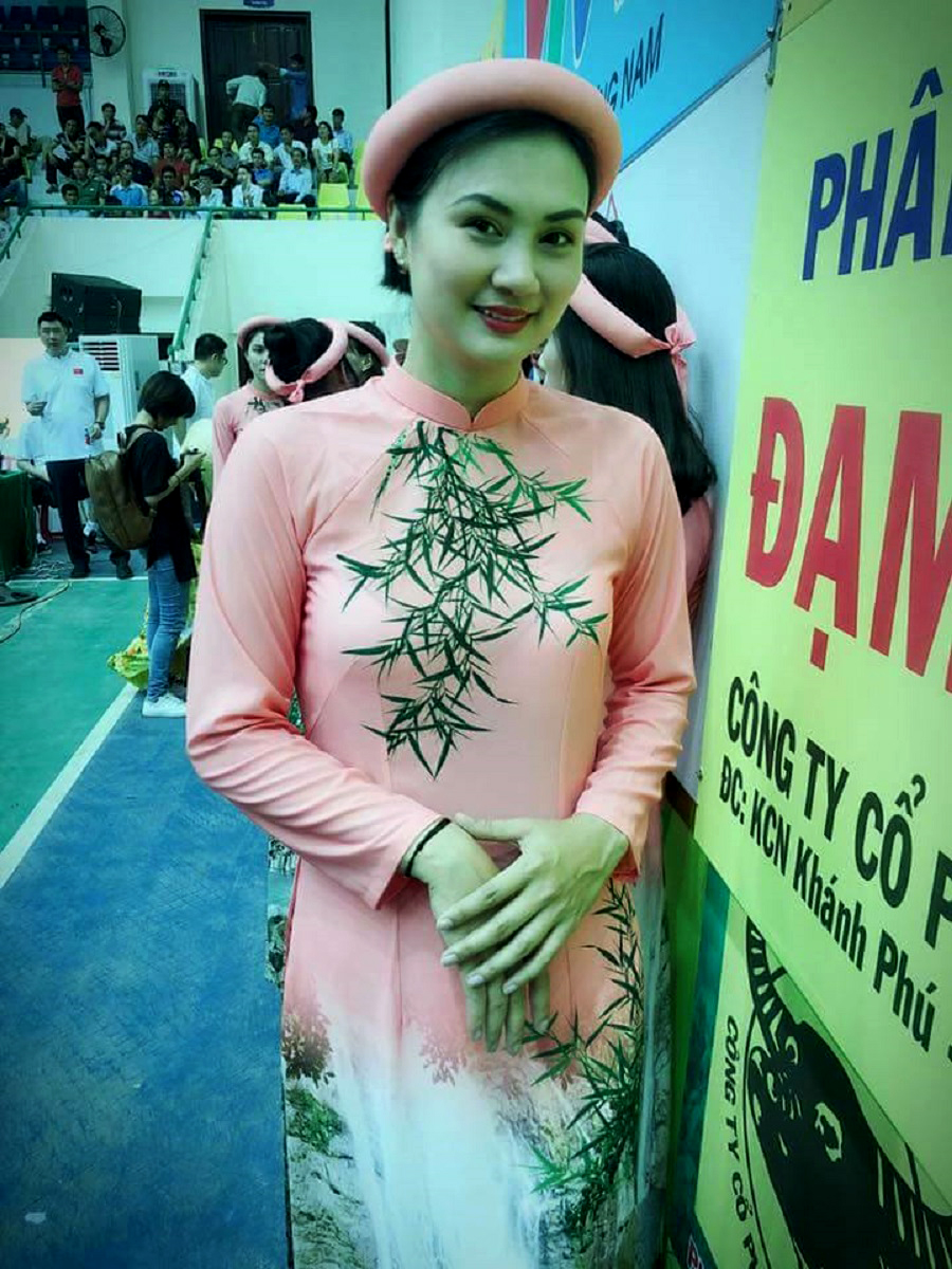Khi nữ vận động viên bóng chuyền thướt tha trong tà áo dài Khi nữ vận động viên bóng chuyền thướt tha trong tà áo dài