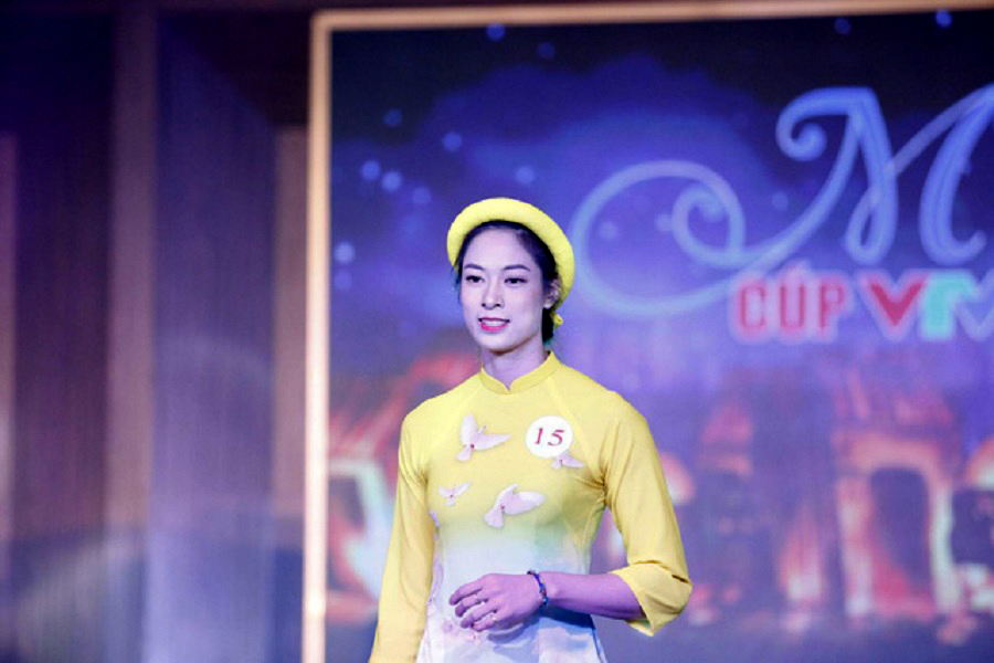 Khi nữ vận động viên bóng chuyền thướt tha trong tà áo dài Khi nữ vận động viên bóng chuyền thướt tha trong tà áo dài