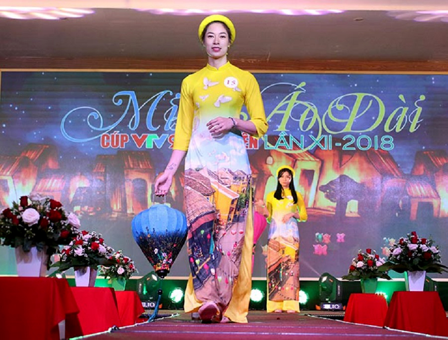 Khi nữ vận động viên bóng chuyền thướt tha trong tà áo dài Khi nữ vận động viên bóng chuyền thướt tha trong tà áo dài