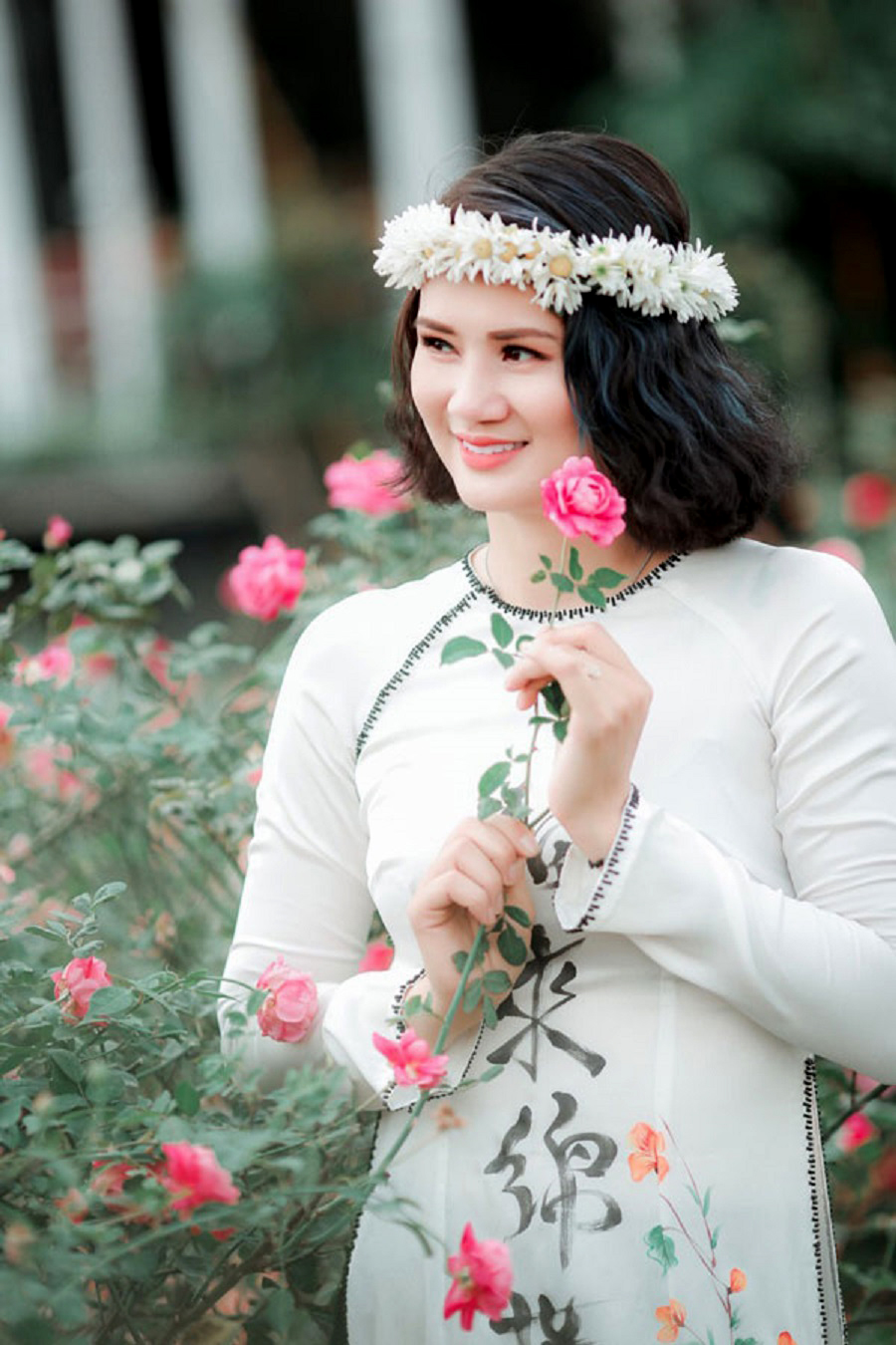 Khi nữ vận động viên bóng chuyền thướt tha trong tà áo dài Khi nữ vận động viên bóng chuyền thướt tha trong tà áo dài