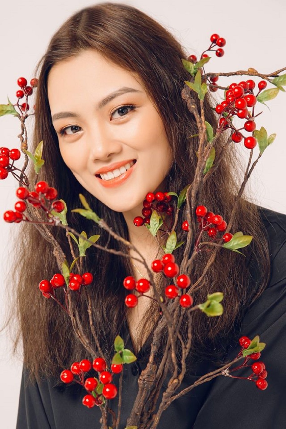 Nguyễn Thu Hoài: Chuyền hai hay Hoa hậu? Nguyễn Thu Hoài: Chuyền hai hay Hoa hậu?