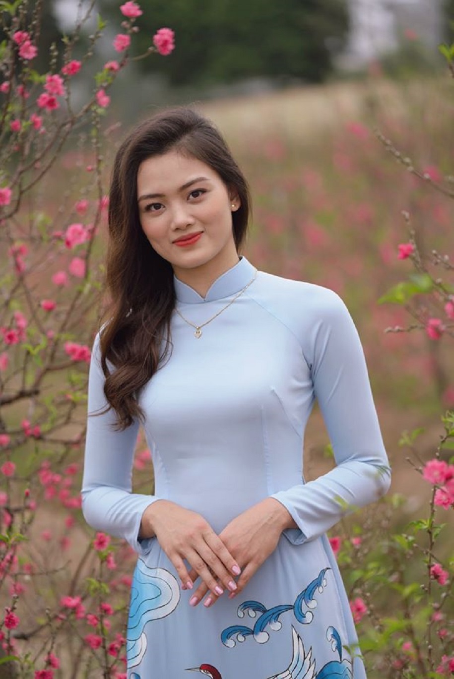 Nguyễn Thu Hoài: Chuyền hai hay Hoa hậu? Nguyễn Thu Hoài: Chuyền hai hay Hoa hậu?