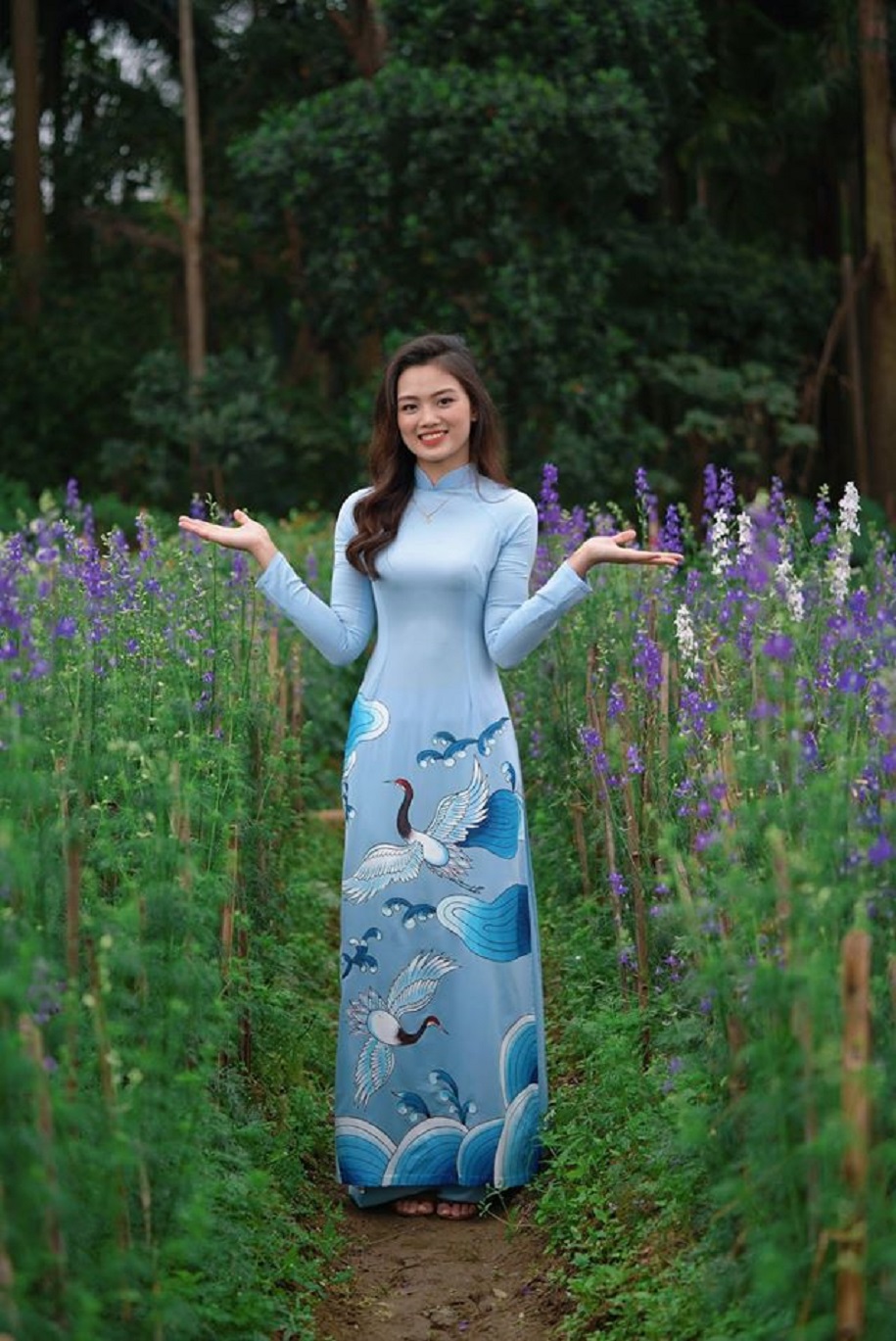 Nguyễn Thu Hoài: Chuyền hai hay Hoa hậu? Nguyễn Thu Hoài: Chuyền hai hay Hoa hậu?