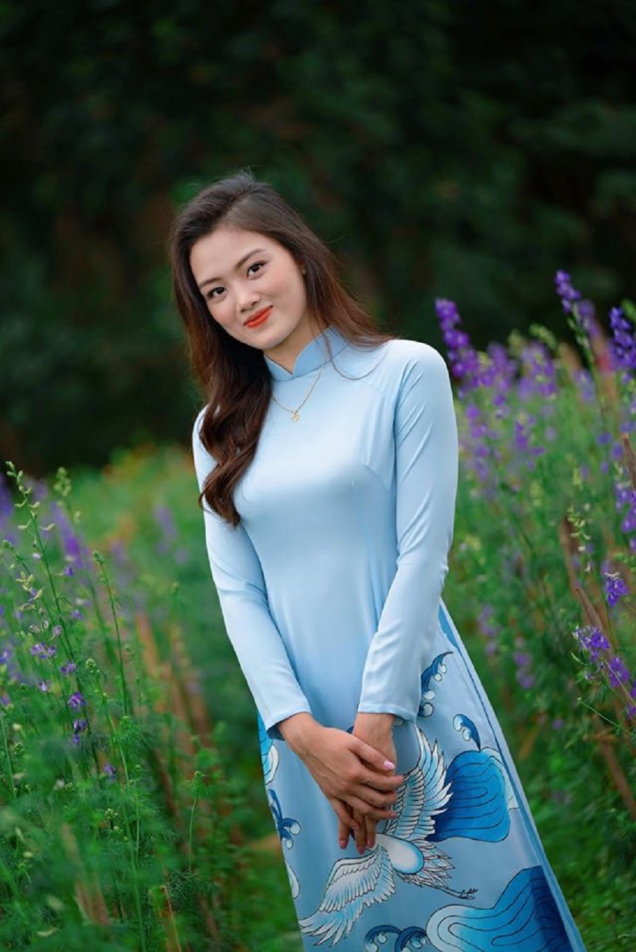 Nguyễn Thu Hoài: Chuyền hai hay Hoa hậu? Nguyễn Thu Hoài: Chuyền hai hay Hoa hậu?