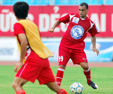 Cùng với Lee Nguyễn, những bom tấn nào từng thi đấu ở V.League?
