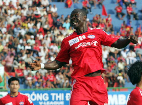 Cùng với Lee Nguyễn, những bom tấn nào từng thi đấu ở V.League?