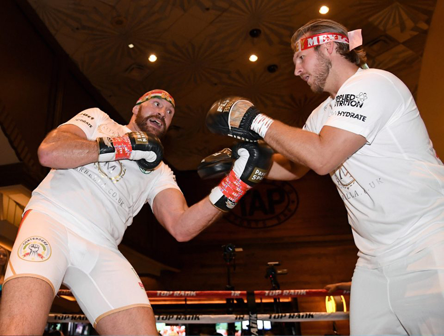 Đổi huấn luyện viên, tăng cân: Tyson Fury đang lo lắng về trận tái đấu?