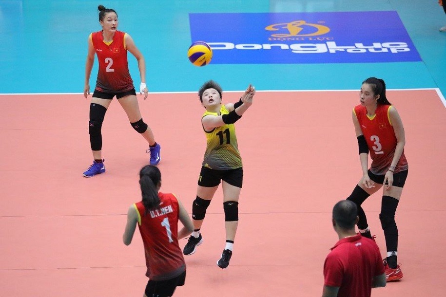 Cô bé hạt tiêu 1,56m chơi bóng chuyền cực hay giữa các đồng đội cao lớn Cô bé hạt tiêu 1,56m chơi bóng chuyền cực hay giữa các đồng đội cao lớn